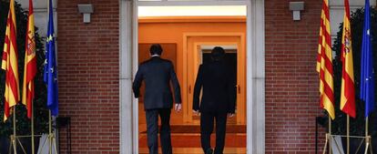 El presidente del Gobierno en funciones, Mariano Rajoy (i) y el presidente de la Generalitat, Carles Puigdemont durante su primera reunión en el Palacio de la Moncloa, en 2016.