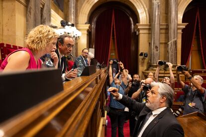 El presidente del Parlament, Josep Rull (Junts), y la vicepresidenta, Raquel Sans (ERC), atienden al presidente del grupo parlamentario de JxCat, Albert Batet.