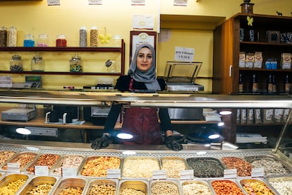 Nebal Alshami, de 34 a?os y originaria de Siria, en el local de venta de frutos secos en Berln.