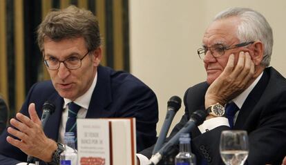 Feijóo, junto al abogado Manuel Medina el pasado miércoles, en la presentación en Madrid del libro 'Se vende banco por un euro'.