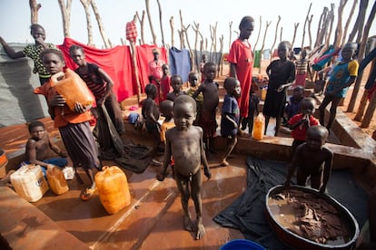 Mujeres y niños del Sudán utilizan el agua en un punto de suministro en el asentamiento para refugiados de Yida, donde actualmente hay más de 70.000 personas. El asentamiento no está considerado oficialmente un campamento de refugiados porque está demasiado cerca de la frontera (25 kilómetros), por lo que ACNUR y el Gobierno sursudanés quieren trasladar cuanto antes a todos estos sus habitantes a recintos más alejados.