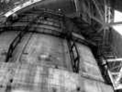 B S/N - (24.5.2000) - Color - Recibido por e-mail - Vandellos, Tarragona - Desmantelamiento de la central nuclear - Sacófago del reactor nuclear - Foto : Josep Lluis Sellart -