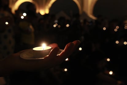 Detalle de velas encendidas durante la vigilia en Hong Kong.