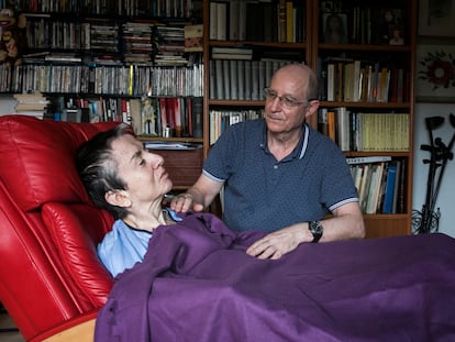 María José Carrasco y Ángel Hernández, en su casa, en diciembre de 2018.