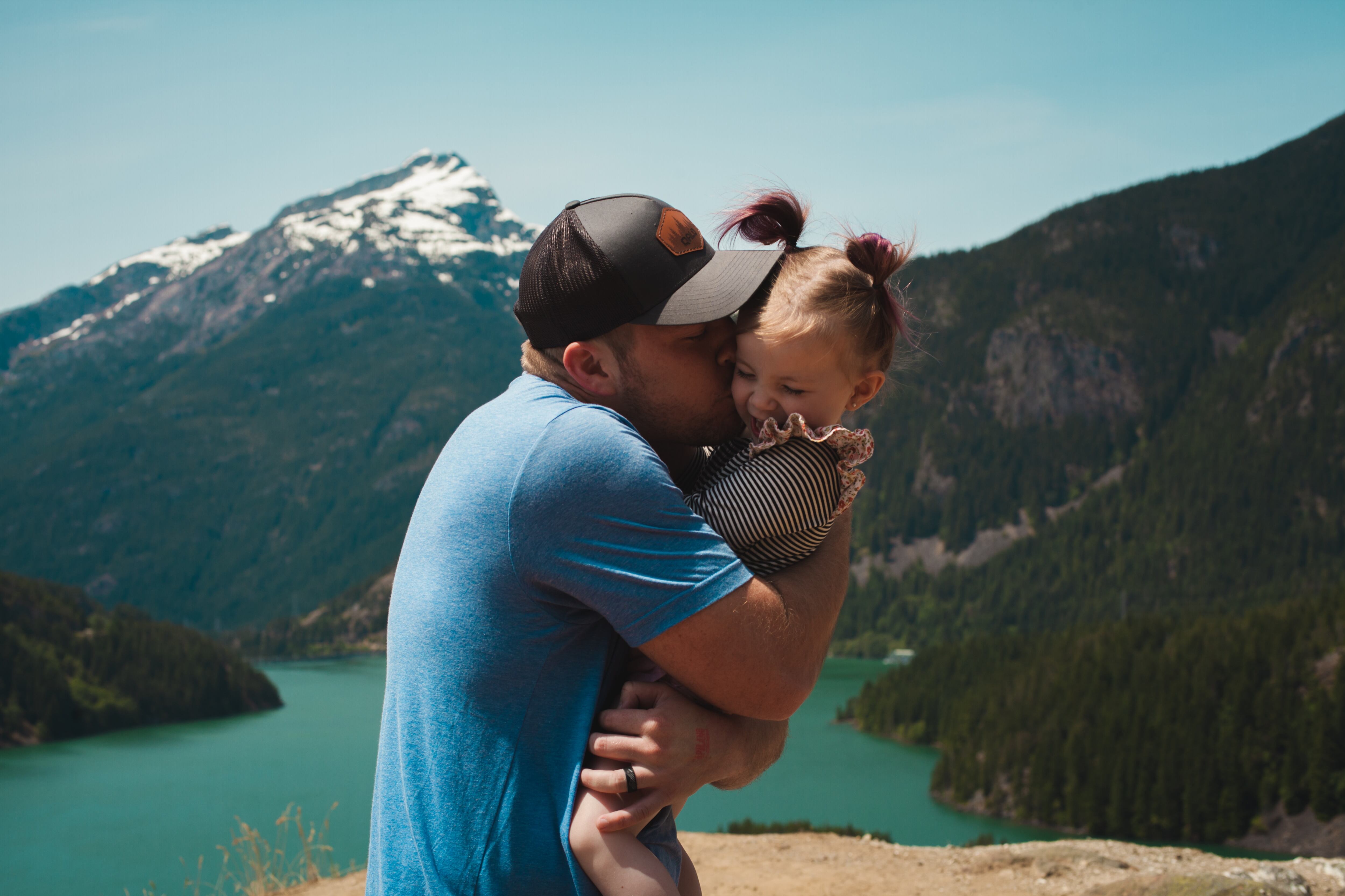 Un padre da un achuchón a su hija.