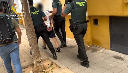Agentes de la Guardia Civil llevan detenido a uno de los presuntos autores del doble homicidio en un bar de Carmona. / MINISTERIO DEL INTERIOR