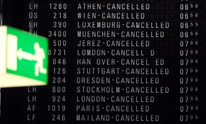 Una pantalla del aeropuerto de Frankfurt muestra todos los vuelos cancelados durante la huelga nacional de advertencia de transporte en Alemania, este lunes.