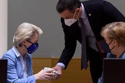 La presidenta de la Comisión Europea recibe un regalo de Pedro Sánchez tras haber sido abuela recientemente.