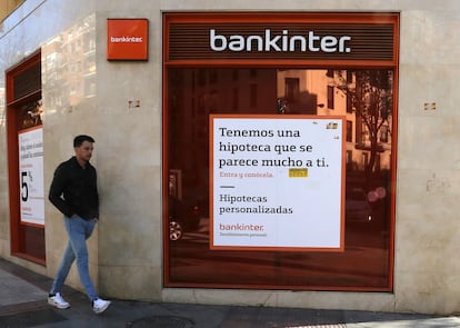 Un cartel anuncia una hipoteca en una sucursal bancaria en Madrid.