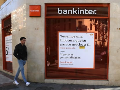 Un cartel anuncia una hipoteca en una sucursal bancaria en Madrid.