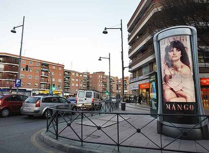 La avenida de España divide los municipios de San Sebastián de los Reyes (edificios de la izquierda) y Alcobendas (a la derecha).