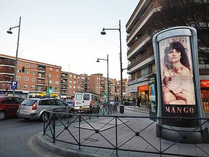La avenida de España divide los municipios de San Sebastián de los Reyes (edificios de la izquierda) y Alcobendas (a la derecha).