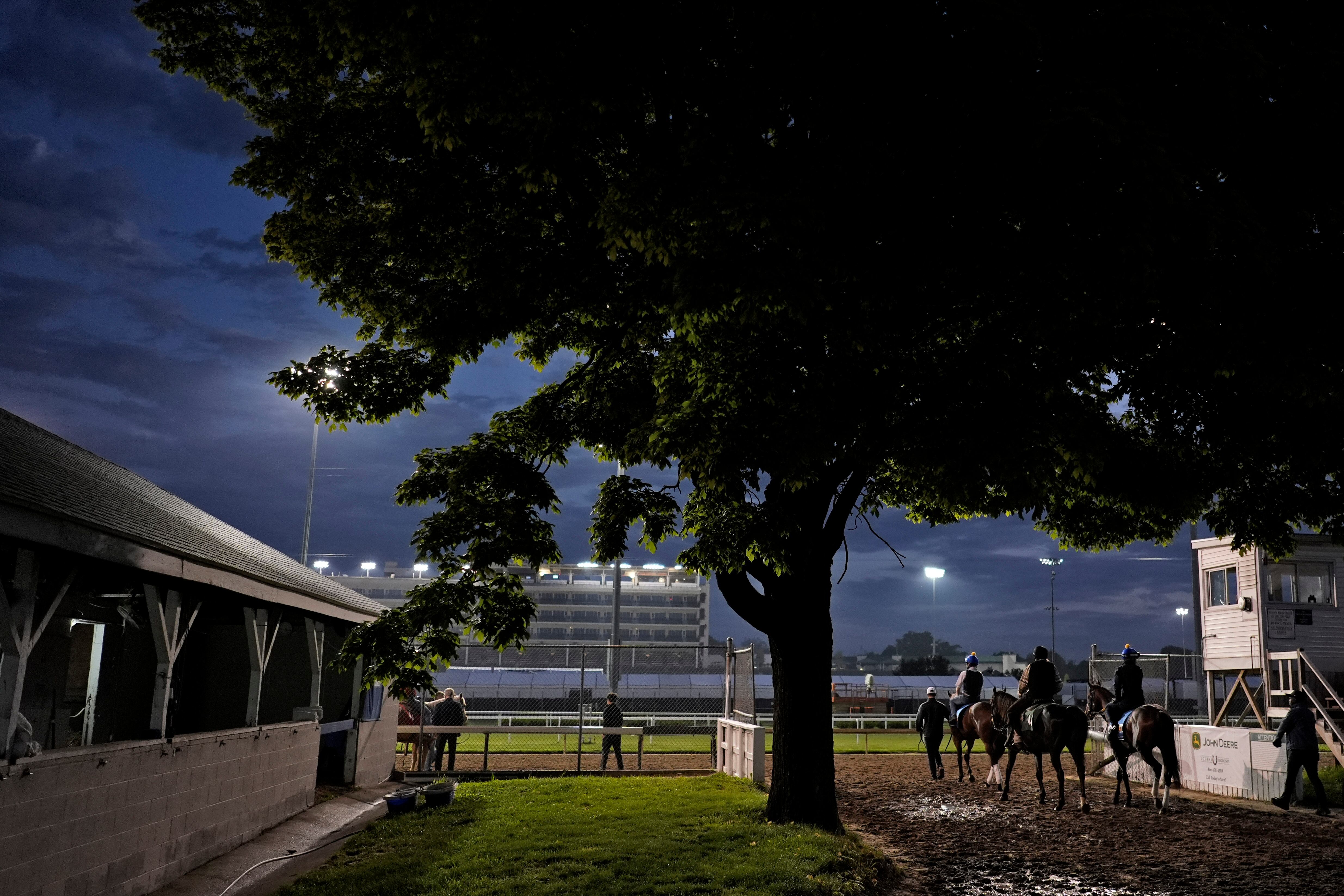 Caballos y jinetes se dirigen a la pista para entrenar, el 1 de mayo por la mañana.