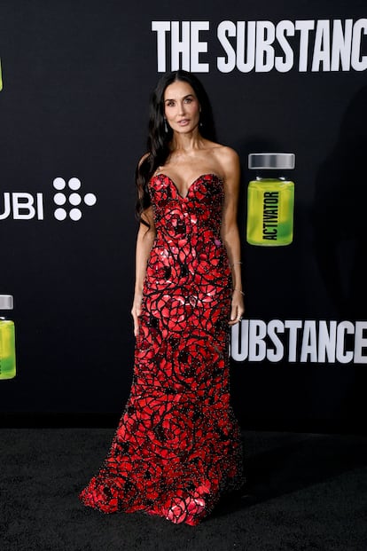 Subiendo el nivel. Moore convirtió la gira promocional de 'La sustancia' en una oportunidad de oro para desplegar su deslumbrante belleza. La artista asistió al estreno de la película en Los Ángeles con un vestido rojo de Oscar de la Renta que parecía una vidriera.