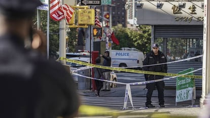 Agentes de la policía de Nueva York en la escena del crimen