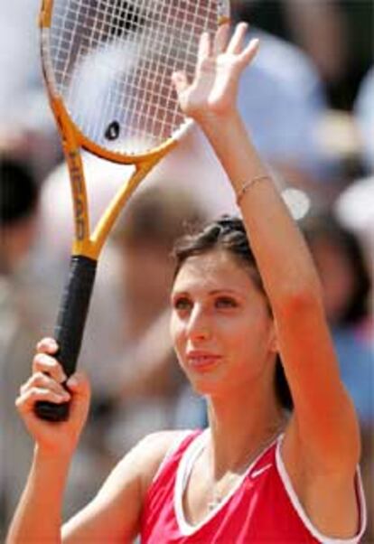 Anastasia Myskina saluda al público de París tras adjudicarse su primer Roland Garros.