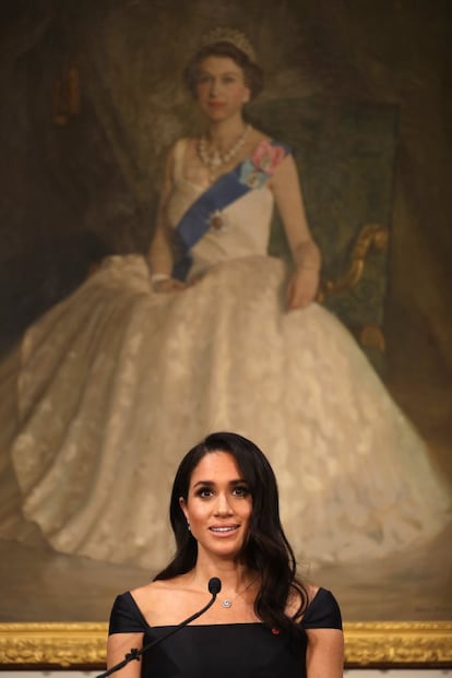 El 28 de octubre, en una recepción del gobernador general de Nueva Zelanda para celebrar el 125º aniversario del sufragio femenino (el primero del mundo), Meghan Markle dio un discurso bajo un cuadro de la reina Isabel II. "Los logros de las mujeres de Nueva Zelanda que lucharon por el derecho a votar, y que fueron las primeras del mundo en conseguir, son admirados universalmente. Aguardando esta especial ocasión, reflexiono sobre la importancia de este logro, pero también sobre el mayor impacto de lo que ello simboliza. Porque sí, el sufragio de la mujer es una cuestión de feminismo, pero el feminismo es una cuestión de justicia", dijo la duquesa de Sussex.