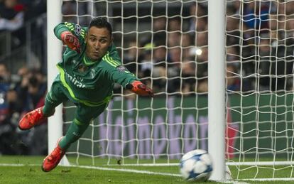 Keylor Navas se estira ante un remate del PSG durante el Madrid-PSG de Champions.