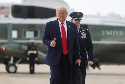 O presidente Donald Trump toma um avião nesta quinta-feira em Washington.