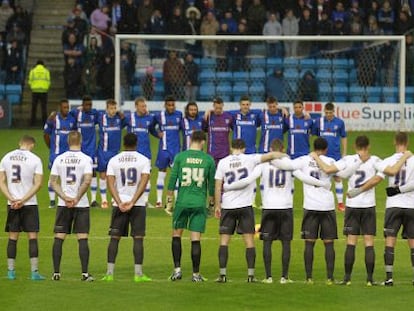 Minuto de silencio en el fútbol inglés por los atentados de París.