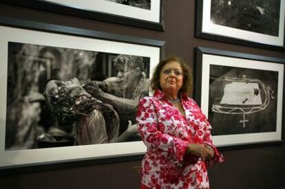 Cristina García Rodero posa junto a las fotografías de su exposición <i>María Lionza: la diosa de los ojos de agua</i>.