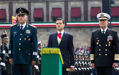 El presidente de México, Enrique Peña Nieto, con los secretarios de la Defensa Nacional, Salvador Cienfuegos Zepeda (izquierda), y de la Marina, Vidal Francisco Soberón Sanz.