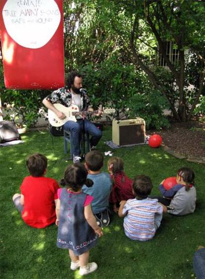 El cantante madrileño Remate, durante una actuación privada para niños.