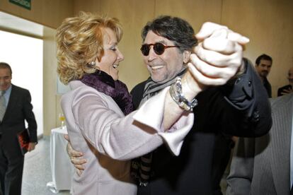 El músico Joaquín Sabina bailando con la presidenta de la Comunidad de Madrid, Esperanza Aguirre, tras recibir un premio por su contribución al enriquecimiento del patrimonio cultural madrileño.