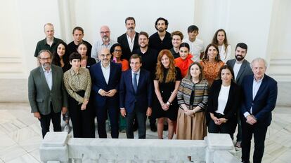 El alcalde José Luis Martínez Almeida, este miércoles junto con algunos de los organizadores y ganadores de los III Premios Ondas Globales del Podcast.