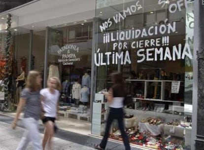 Una tienda ofrece rebajas por cierre del negocio en una céntrica calle de Buenos Aires.