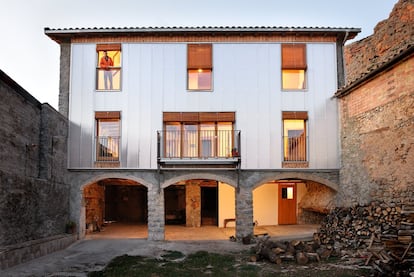 Fachada de una vivienda en la falda de los Pirineos en la que el arquitecto ensayó un muro translúcido captador de energía solar.