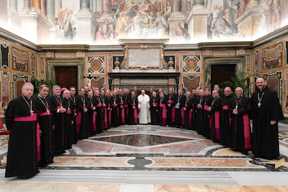 El papa Francisco posa junto a los obispos de Colombia en la Santa Sede.