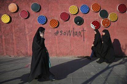 Mujeres iraníes pasan frente a una pared decorada en el centro de Teherán, en Irán.
