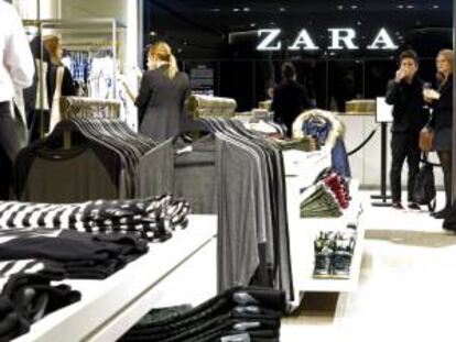 Vista del interior de una tienda de la cadena de moda Zara. EFE/Archivo