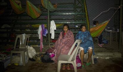 Dos mujeres en un albergue en Cárdenas, Nicaragua.
