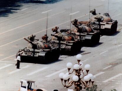 La escena que dio la vuelta al mundo: un manifestante se enfrenta a una columna de tanques en la plaza de Tiananmen en junio de 1989