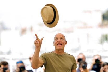 El actor estadounidense Woody Harrelson, durante el 'photocall' de la película 'Triangle of Sadness' ("triángulo de tristeza", en inglés), este domingo en Cannes.