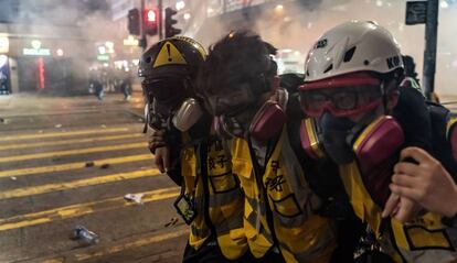 Un herido es trasladado por voluntarios durante las protestas en Hong Kong.