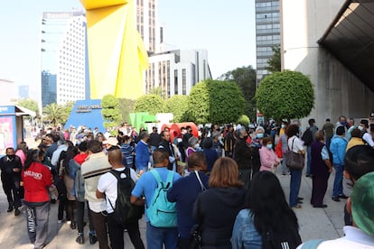 Decenas de personas hace fila para el trámite de la firma electrónica del SAT, en mayo de 2022.