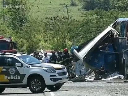 Um ônibus colidiu com um caminhão na região de Taguaí, interior de São Paulo.