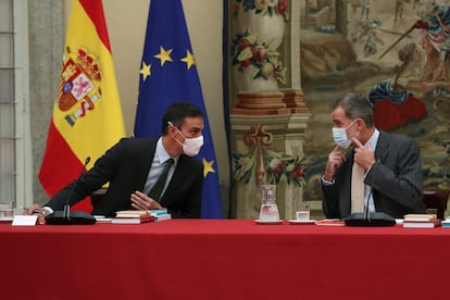 El presidente del Gobierno, Pedro Sánchez, y el rey Felipe VI, en el Patronato del Instituto Cervantes en el Pardo, el 6 de octubre.