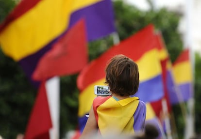 Un momento de la concentración hoy ante las puertas del Ayuntamiento de Sevilla a favor de la República y por la celebración de un referéndum para que los españoles se pronuncien sobre la continuidad o no de la Monarquía.