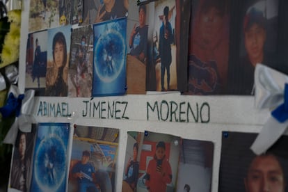Las fotografías de Abimael Jiménez colocadas en el templo de Tepuxtepec durante el velorio. 