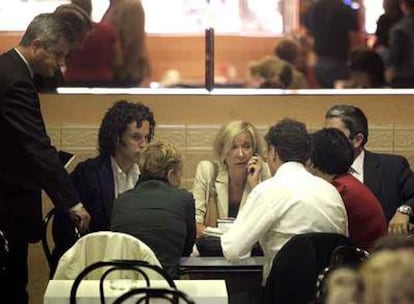 Los concejales socialistas se reúnen en una cafetería tras la reunión frustrada con Simancas. De frente, Pedro Zerolo y Pilar Gallego.