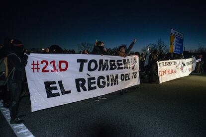 "Tombem el règim del 78" és el lema de la pancarta dels manifestants que han tallat l'AP-7, a Girona.