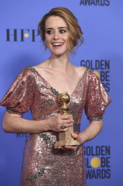 Claire Foy con su Globo de Oro a mejor actriz en 2017.