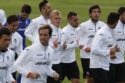 La plantilla del Valencia, en el entrenamiento del lunes. 