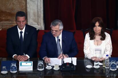 El presidente de Argentina, Alberto Fernández (C), junto a la vicepresidenta Cristina Fernández de Kirchner (L) y el legislador Sergio Massa, pronuncia un discurso durante la inauguración del 140º período ordinario de sesiones, en el Congreso en Buenos Aires, el 1 de marzo.