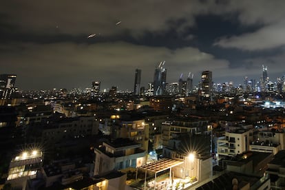Misiles iraníes dirigiéndose a objetivos en Tel Aviv, este sábado.