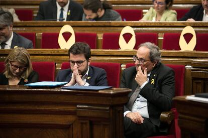 Elsa Artadi, Pere Aragonès y Quim Torra, en el Parlament.